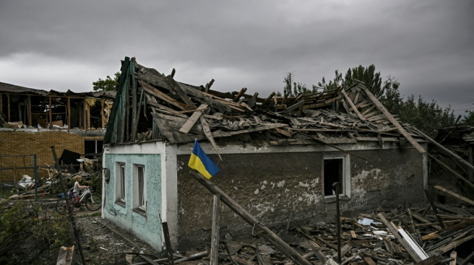 Loin du front, une rue ras&eacute;e par une frappe dans l'Est de l'Ukraine