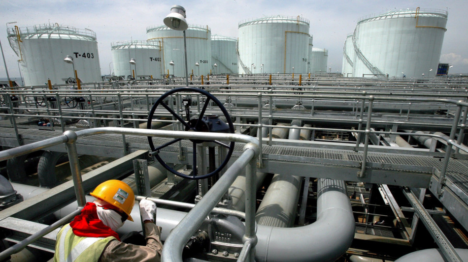 Rallenta corsa del prezzo del petrolio, Wti poco sotto i 100 dollari