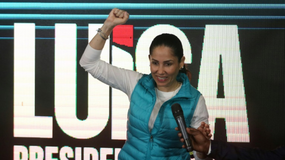 Pr&eacute;sidentielle en Equateur : le chef de l'Etat devance de peu sa rivale de gauche