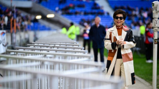 Foot - Lyon attend fébrilement et espère éviter la Ligue 2