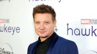 Apr&egrave;s son accident de dameuse, l'acteur Jeremy Renner promet de r&eacute;parer ses "30 os cass&eacute;s"
