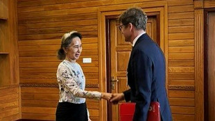 La nobel birmana detenida Aung San Suu Kyi se re&uacute;ne con delegado de la Cruz Roja