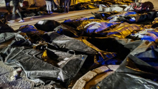 Estacionamiento de hospital turco se convierte en morgue improvisada