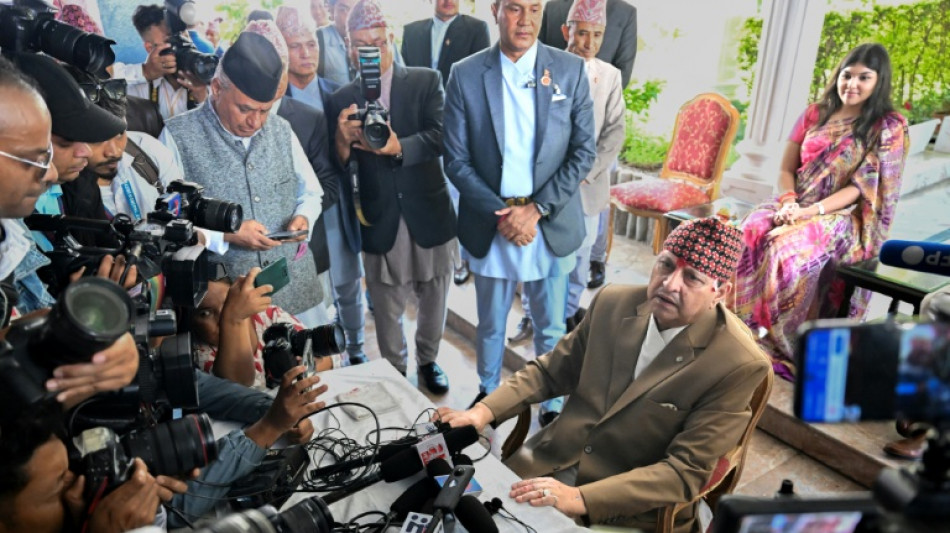 Centenas de pessoas celebram aniversário de rei do Nepal em sinal de apoio