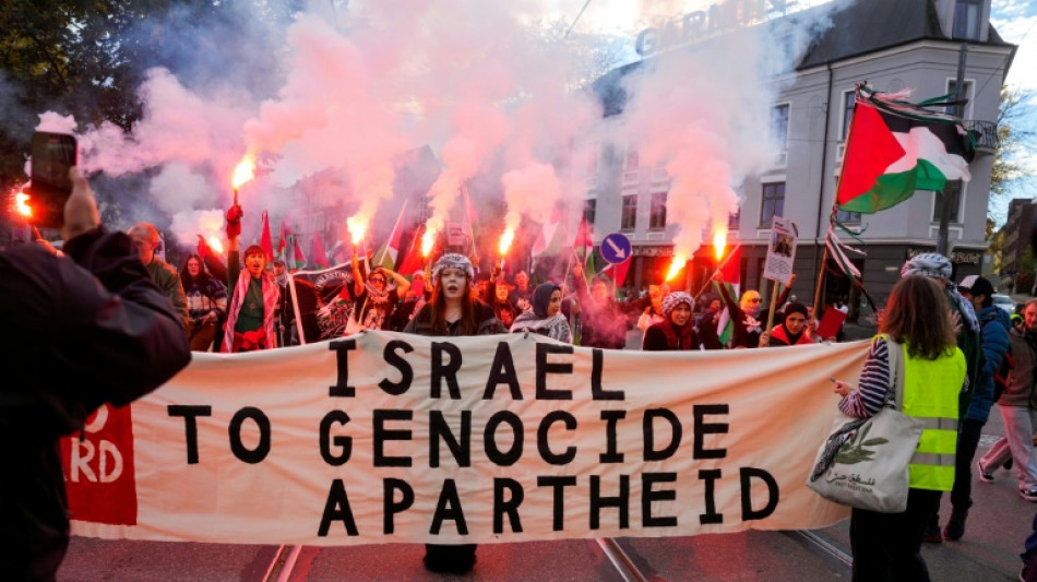 Pol&iacute;cia dispersa manifestantes pr&oacute;-palestina durante jogo entre Noruega e Israel