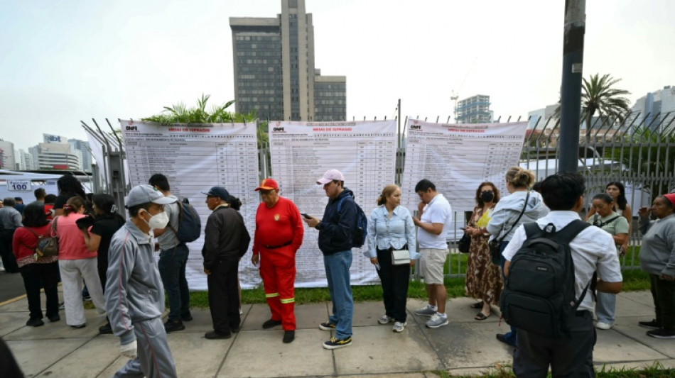Los peruanos votan por un nuevo presidente agotados por el crimen y la convulsi&oacute;n pol&iacute;tica