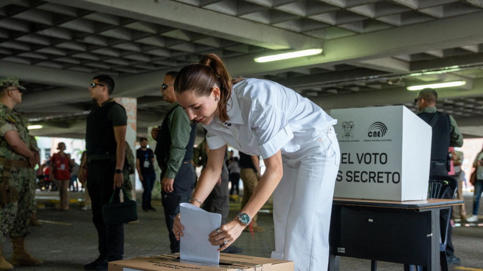 Ecuador, primo exit poll: Noboa 50,12%; Gonz&aacute;lez 42,21%