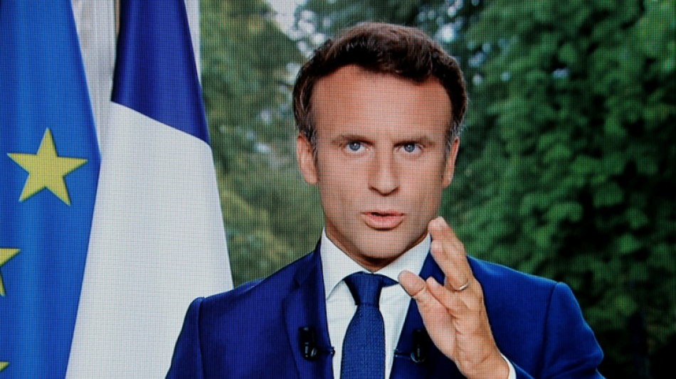 Macron, sans regret, pr&ecirc;t &agrave; "endosser l'impopularit&eacute;" de la r&eacute;forme des retraites