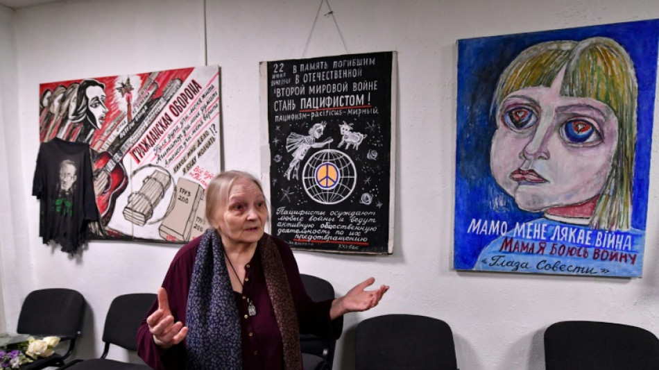 En Russie, une artiste de 77 ans pr&eacute;sente ses pancartes pacifistes en plein conflit en Ukraine