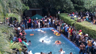 Chapuz&oacute;n de la victoria en la piscina del palacio presidencial de Sri Lanka