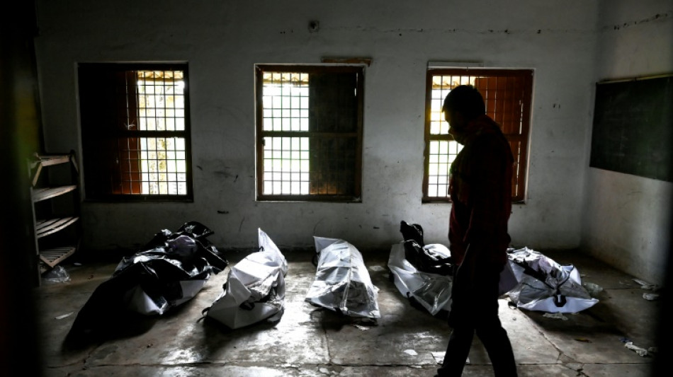 La sinistre qu&ecirc;te d'&ecirc;tres chers parmi les morts de la catastrophe ferroviaire en Inde 