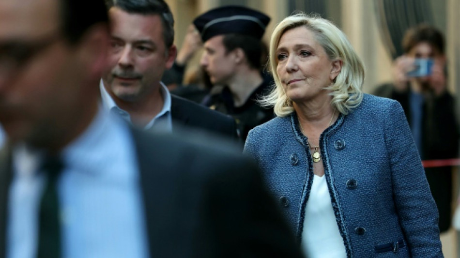 Marine Le Pen passa &agrave; ofensiva para conseguir disputar a elei&ccedil;&atilde;o presidencial