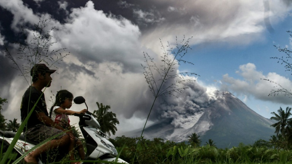 Volc&aacute;n indonesio Merapi entra en erupci&oacute;n y cubre varios pueblos de ceniza