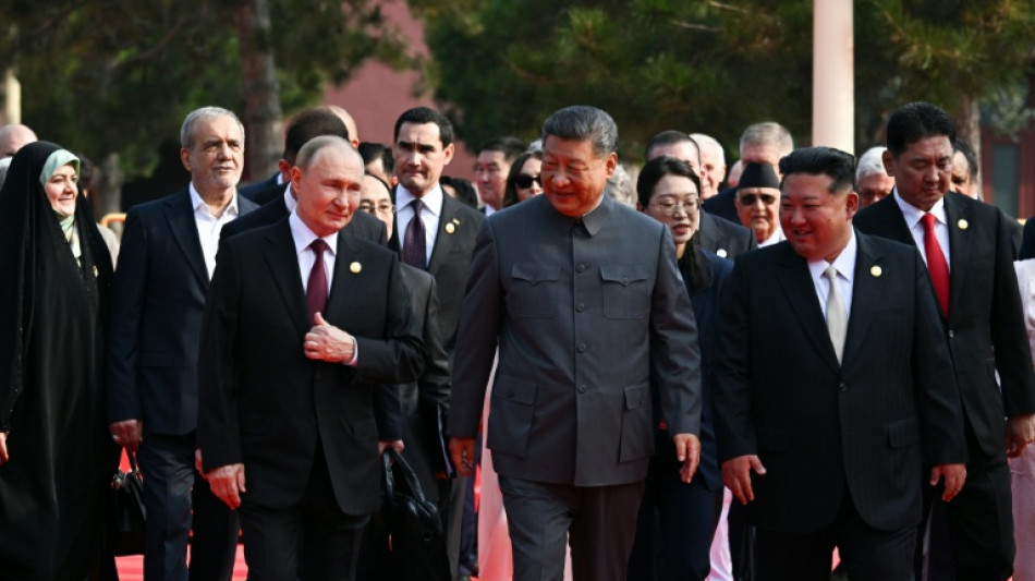 L&iacute;deres da China, R&uacute;ssia e Coreia do Norte assistem a enorme desfile militar em Pequim