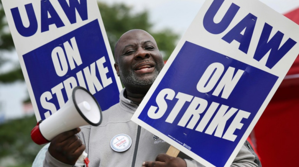 Biden et Trump en visites rivales au chevet des gr&eacute;vistes de l'automobile
