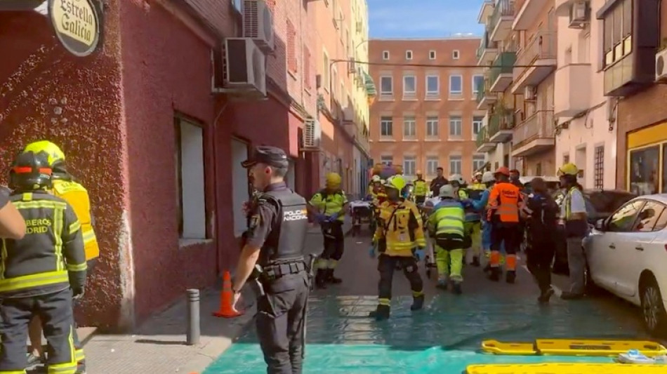 Hallan un muerto en los escombros del bar de Madrid que sufrió una explosión