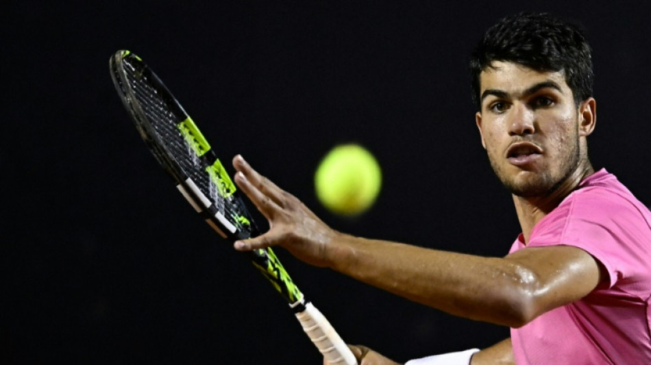 Alcaraz wins rain-delayed opener in Rio