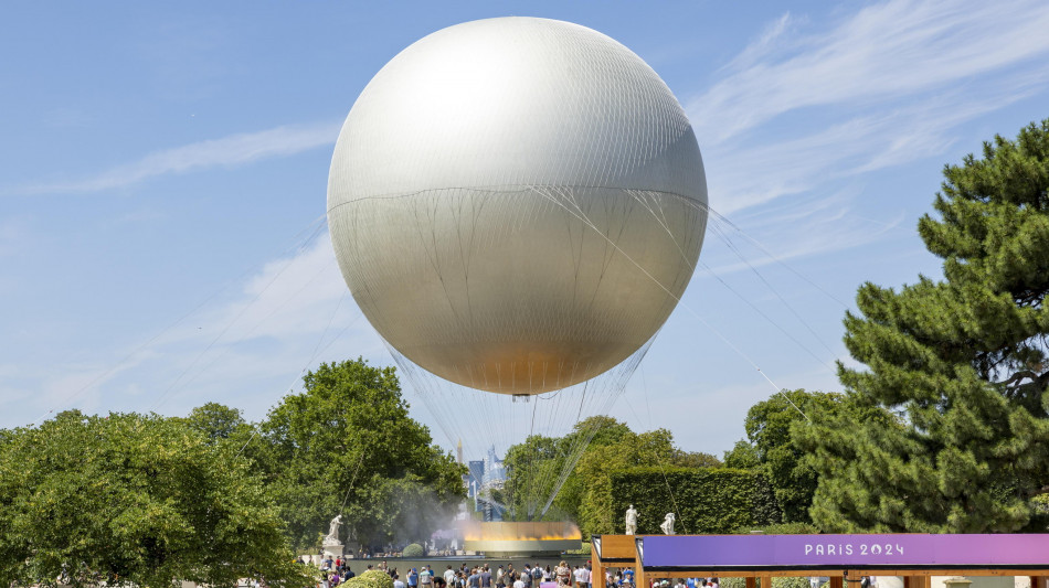 Macron, la mongolfiera olimpica torner&agrave; nel cielo di Parigi
