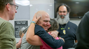 Ex-ref&eacute;m israelense corta barba que seu filho deixou crescer durante os 15 meses de cativeiro em Gaza