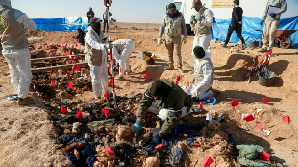 Irak: les restes d'une centaine de femmes et enfants kurdes exhum&eacute;s d'un charnier