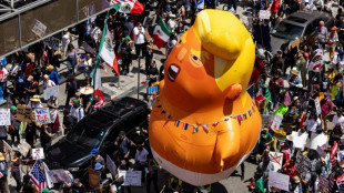 Decenas de miles de manifestantes salen a la calle en EEUU contra el "rey" Trump