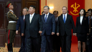 Coreia do Norte faz desfile militar e exibe suas armas mais avan&ccedil;adas