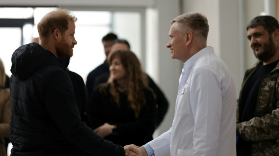 Pr&iacute;ncipe Harry faz visita-surpresa &agrave; Ucr&acirc;nia