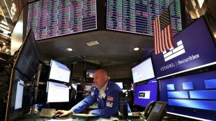 Wall Street ouvre sans direction claire, surveille le p&eacute;trole et les taux