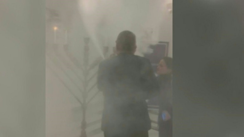 Deputado de extrema direita apaga s&iacute;mbolo sagrado judaico com extintor de inc&ecirc;ndio