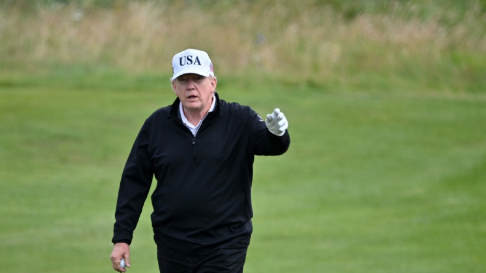 Trump d&eacute;fend ses droits de douane &agrave; la veille de la date butoir 