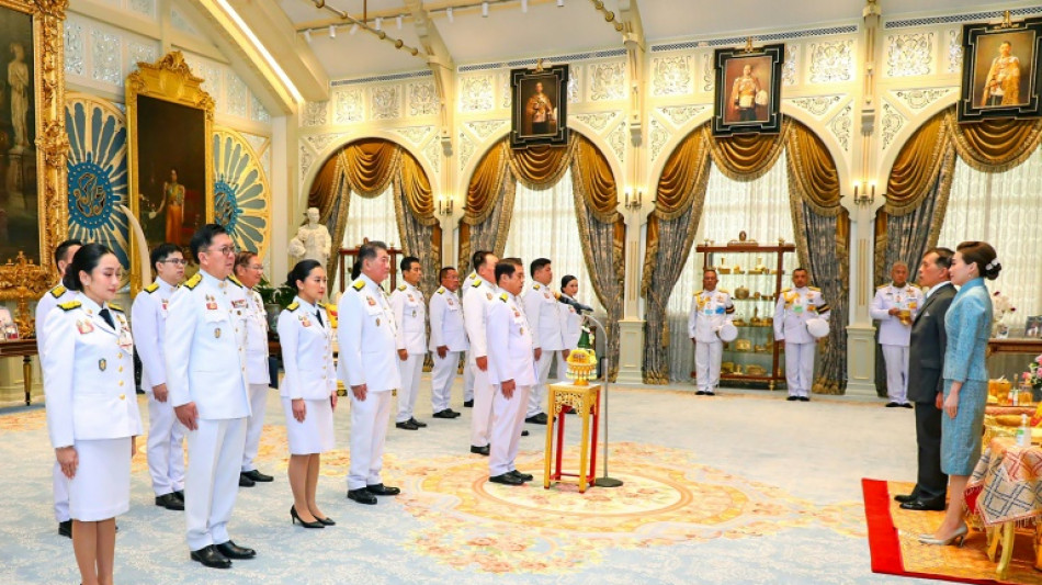 Novo primeiro-ministro interino da Tail&acirc;ndia assume em plena crise pol&iacute;tica
