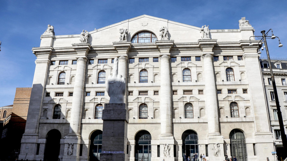 Borsa: Milano gira in calo con le banche, Stellantis -2%