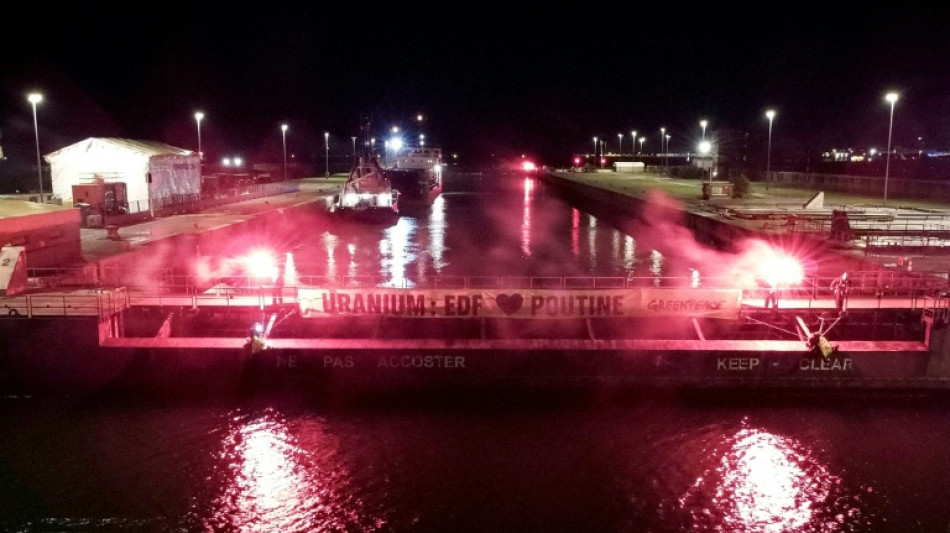 Protest gegen Atomgesch&auml;fte mit Russland: Greenpeace blockiert Frachter in Frankreich