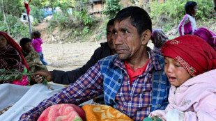 Les villageois n&eacute;palais incin&egrave;rent leurs proches apr&egrave;s le s&eacute;isme meurtrier