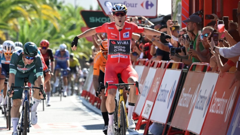 Tour d'Espagne: Van Aert mate Groves au sprint et remporte la 3e &eacute;tape