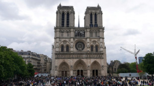 Conmoci&oacute;n y tristeza entre fieles y turistas en Notre Dame de Par&iacute;s por la muerte del papa