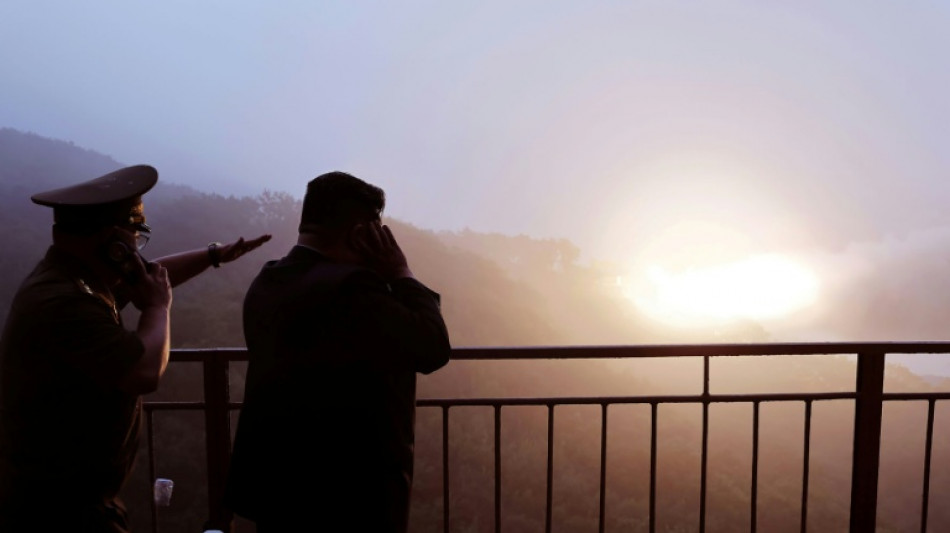 Líder norte-coreano supervisiona teste de motor para mísseis balísticos