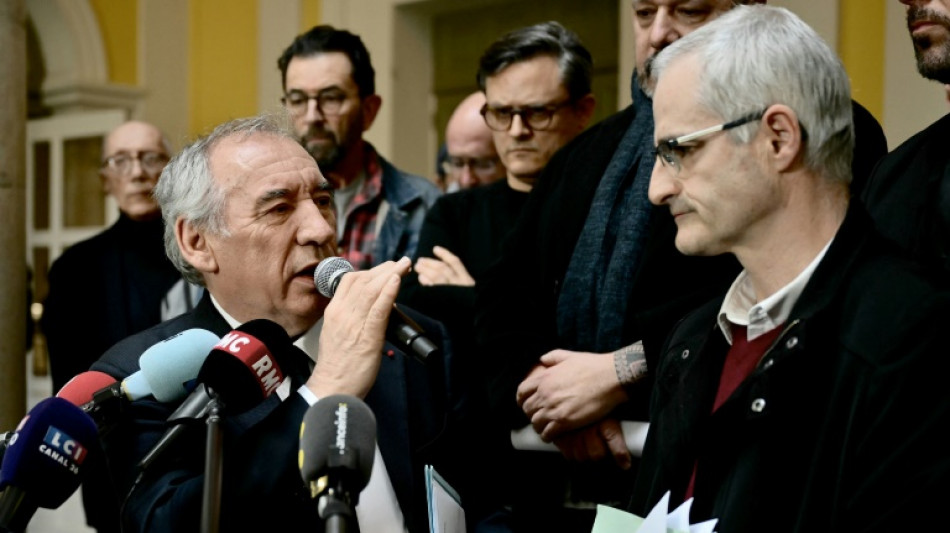 B&eacute;tharram: Bayrou se d&eacute;fend et promet des moyens suppl&eacute;mentaires aux victimes