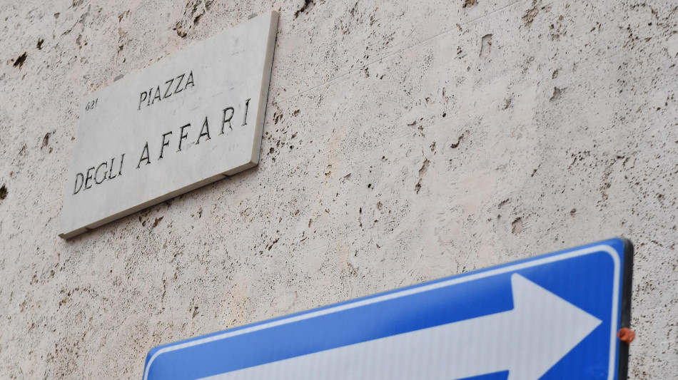 Borsa: Milano dimezza calo (-0,5%), pesano Stellantis e Prysmian