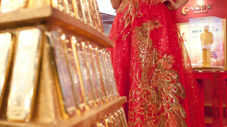 L'oro &egrave; a 2.329,58 dollari l'oncia