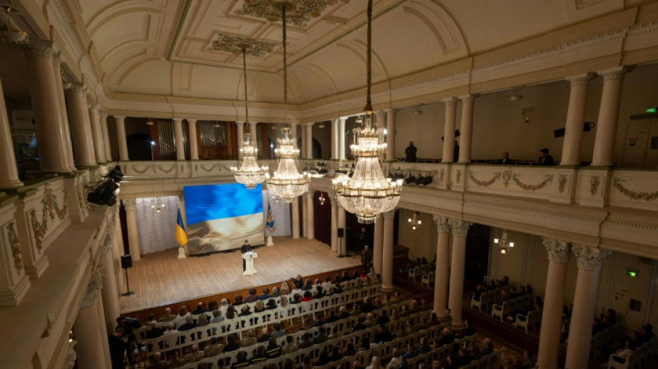 Zelensky pede desculpas ironicamente por n&atilde;o usar 'terno', uma refer&ecirc;ncia &agrave; sua visita &agrave; Casa Branca