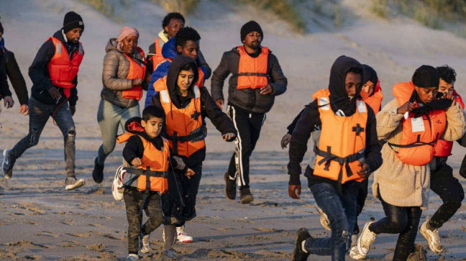 Inmigrantes con ni&ntilde;os corren hacia abarrotadas barcas en el norte de Francia