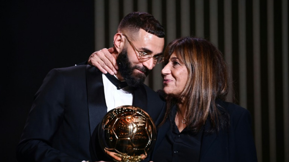 Foot: Benzema c&eacute;l&egrave;bre son "Ballon d'Or du peuple"