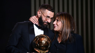 Foot: Benzema c&eacute;l&egrave;bre son "Ballon d'Or du peuple"
