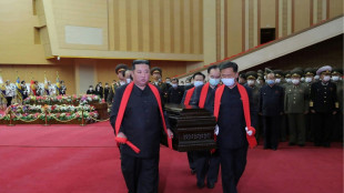 Kim Jong Un porta el ata&uacute;d en el funeral de importante militar que fue su mentor