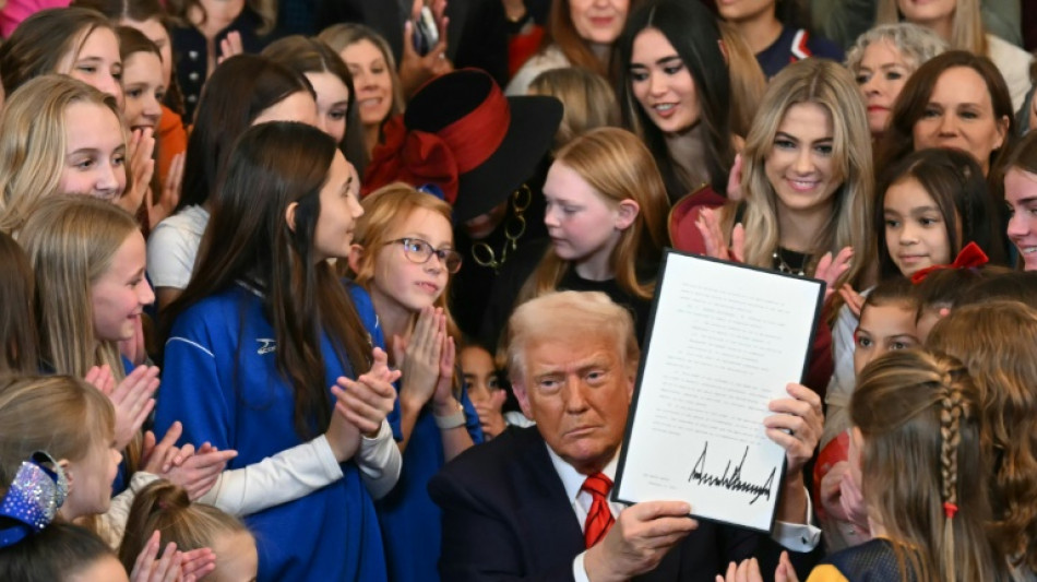 Trump signe un d&eacute;cret visant &agrave; emp&ecirc;cher les athl&egrave;tes transgenres de participer aux sports f&eacute;minins