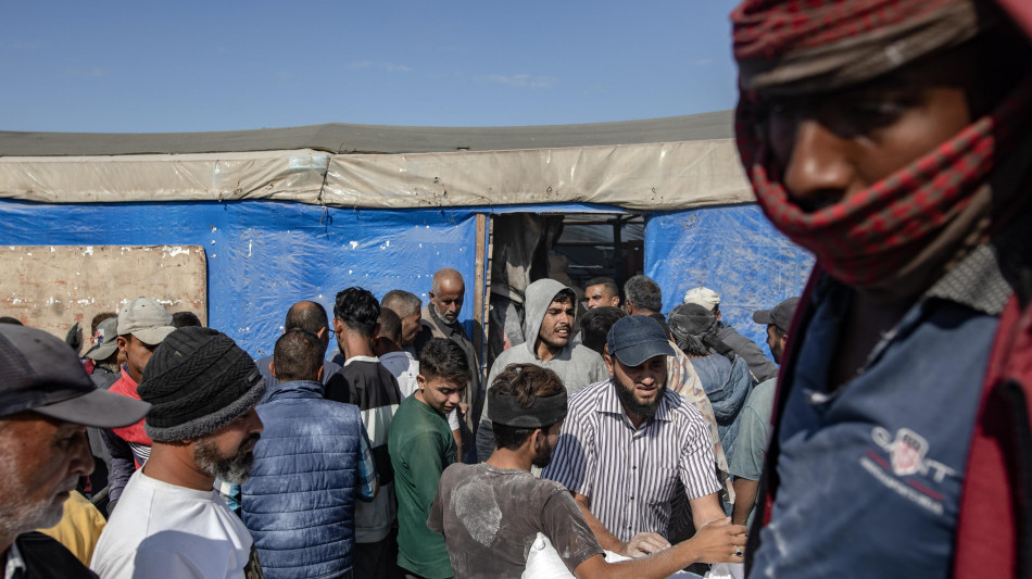 Nove palestinesi uccisi a un centro di distribuzione aiuti