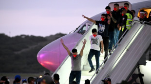 Llegan a Venezuela migrantes liberados de megac&aacute;rcel salvadore&ntilde;a tras canje con EEUU