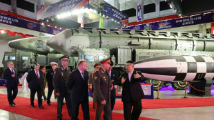 L&iacute;der norte-coreano Kim Jong Un mostra m&iacute;sseis e drones a ministro da Defesa russo