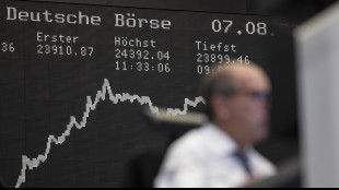 Borsa: mercati deboli con il rialzo del dollaro, gi&ugrave; Francoforte